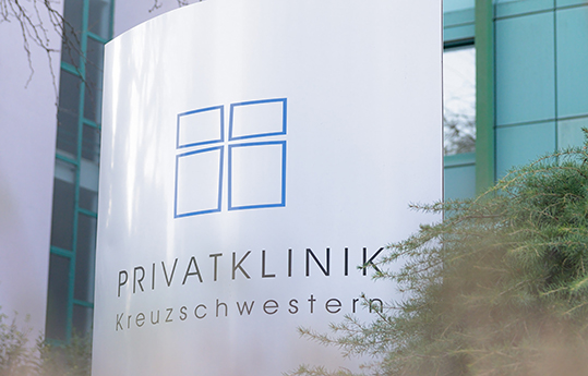 Kliniktafel der Privatklinik Kreuzschwestern